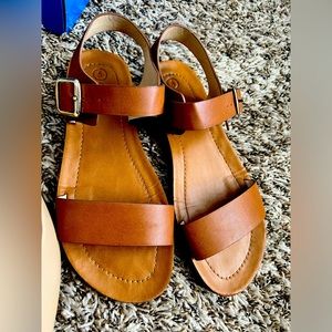 Target Cat & Jack brand sandals. Girls size 5. Brown strap sandals.